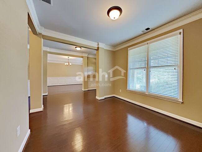 Foto del edificio - 323 Rosemont Park Ln