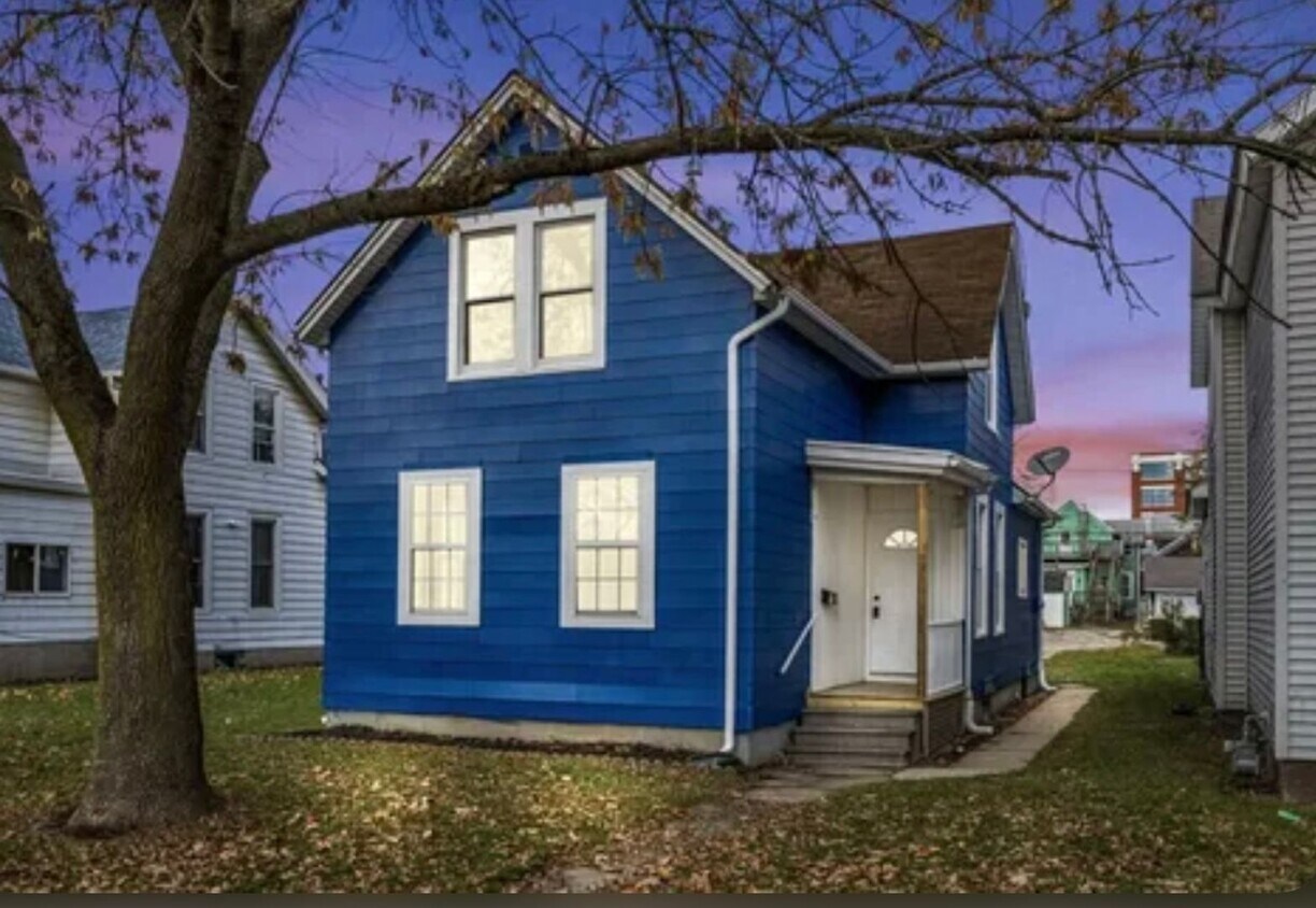 Primary Photo - NEW LISTING! 3 BEDROOM HOUSE