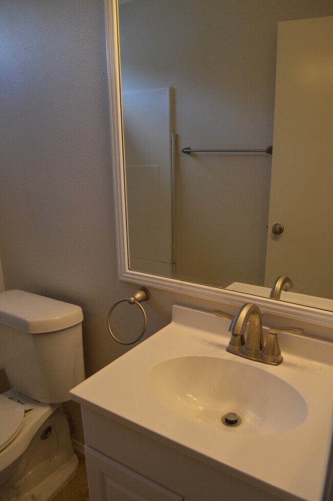 Building Photo - Beautiful remodeled 3 bed 2 bath home in L...