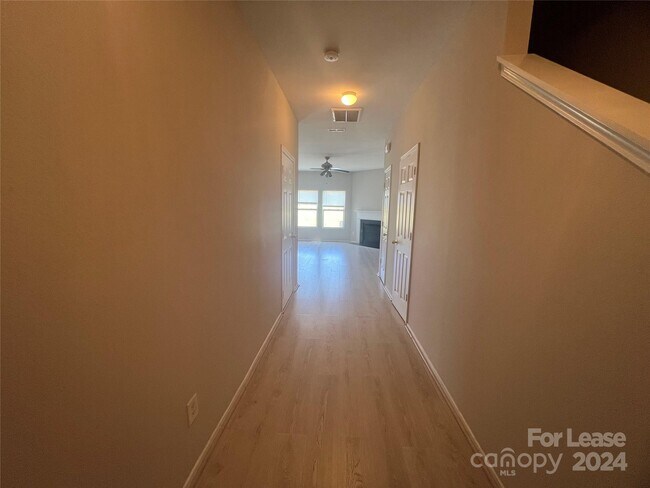 Foto del edificio - 972 Willow Creek Dr