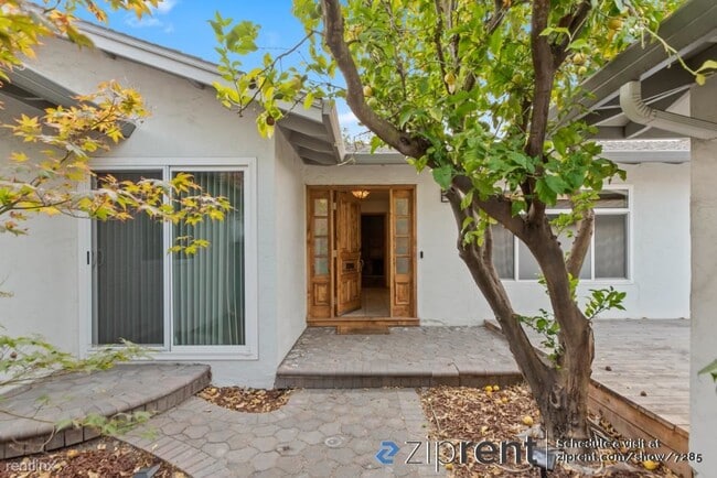 Building Photo - 4 br, 2.5 bath House - 1349 Thunderbird Av...