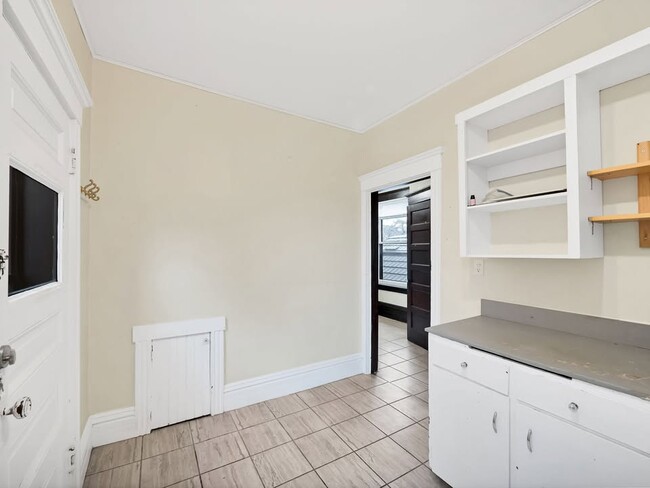 Building Photo - 305 Charlton Ave W