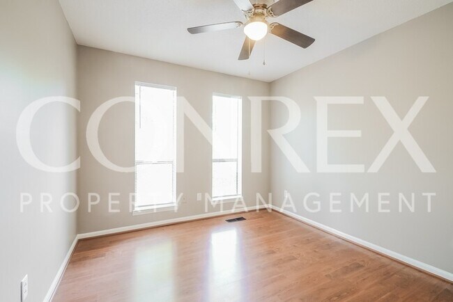 Foto del edificio - Beautiful 3 Bedroom with Backyard Patio --...