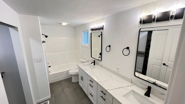 Building Photo - Beautiful Cherokee Bay Home - ONE YEAR LEASE