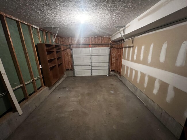 Building Photo - 10414 Pinoak View Dr