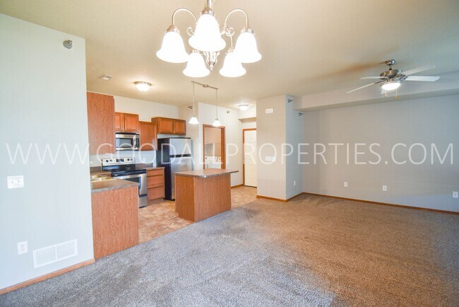 Foto del edificio - Spring Move-in special; 2 Bedroom 2 Bath Condo on the Ground level with detached garage!