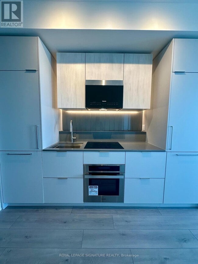 Building Photo - 1 Fairview Rd E