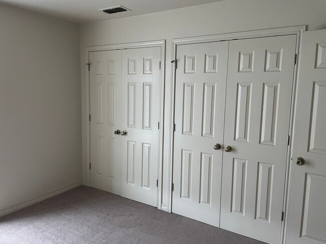 Building Photo - 2 story town house! 3 bed 2.5 bath