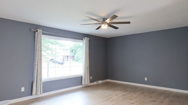 Building Photo - Spacious Modern 4 bedroom, 1 Full Ba, 2 Half bath