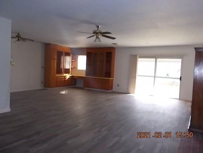 Building Photo - SW Spacious 3 Bedroom, 1.5 Bathroom