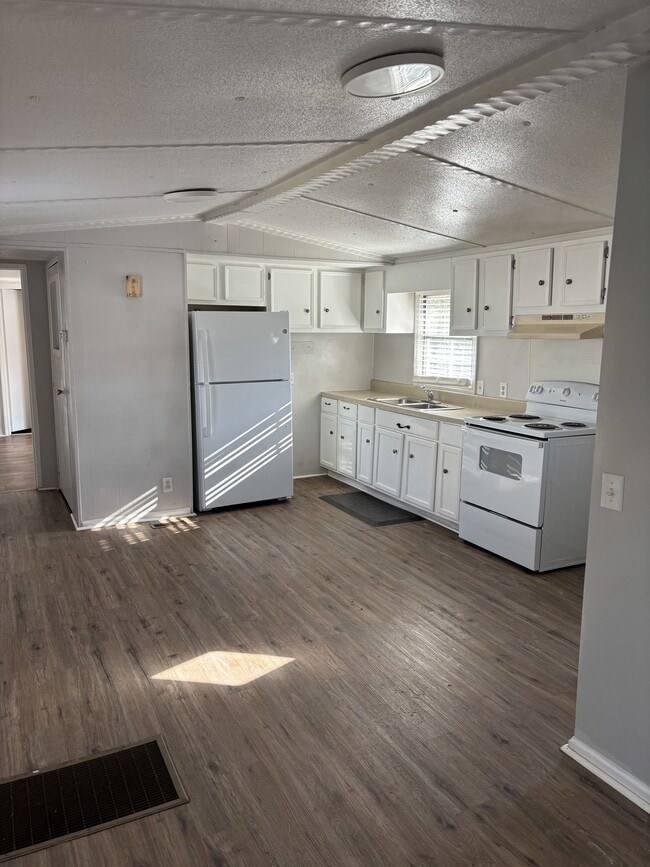 Building Photo - 559 Wancy Cir