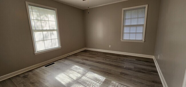 Foto del edificio - Charming Cul-de-Sac Home with Sunroom, Den...