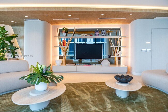 Building Photo - 700 NE 24th St