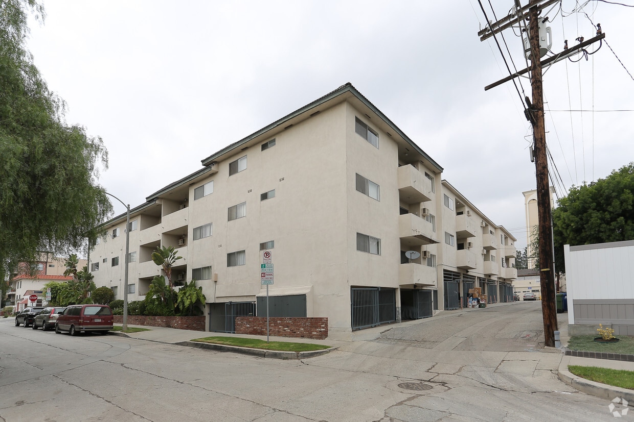 1420 S Oakhurst Dr - Saha Apartments