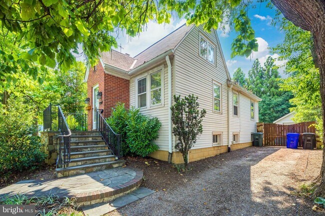 Building Photo - 818 N Edgewood St