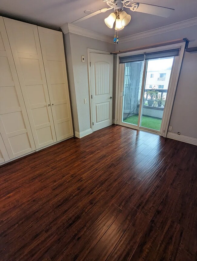 Foto del edificio - 3142 Midway Dr