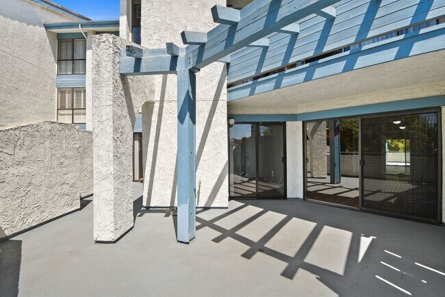 Building Photo - Beautiful 2B | 2B Condo in Los Feliz!