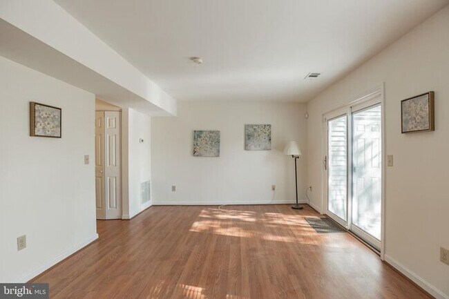 Foto del edificio - 498 Thistle Pl