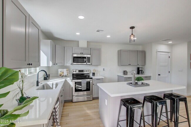 Foto del edificio - 2551 E Broadway Rd