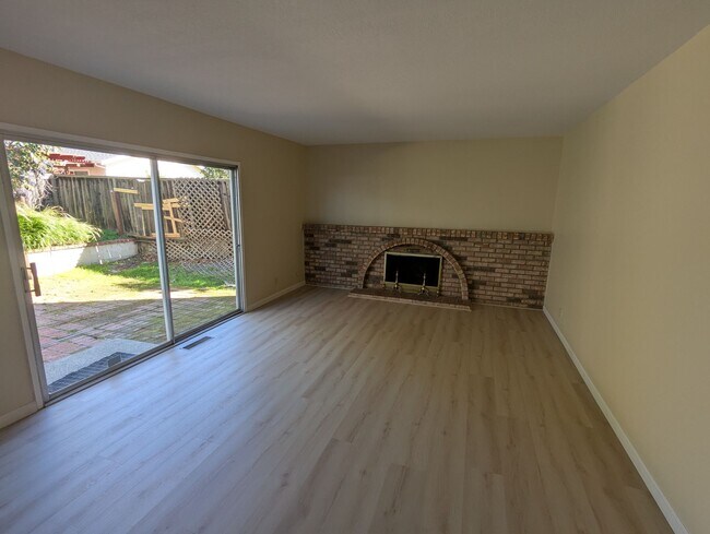 Foto del edificio - 670 High Glen Dr