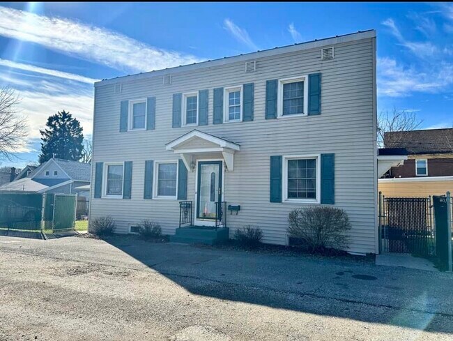 633 1/2 W 26th Apt#1 - 633 W 26th St