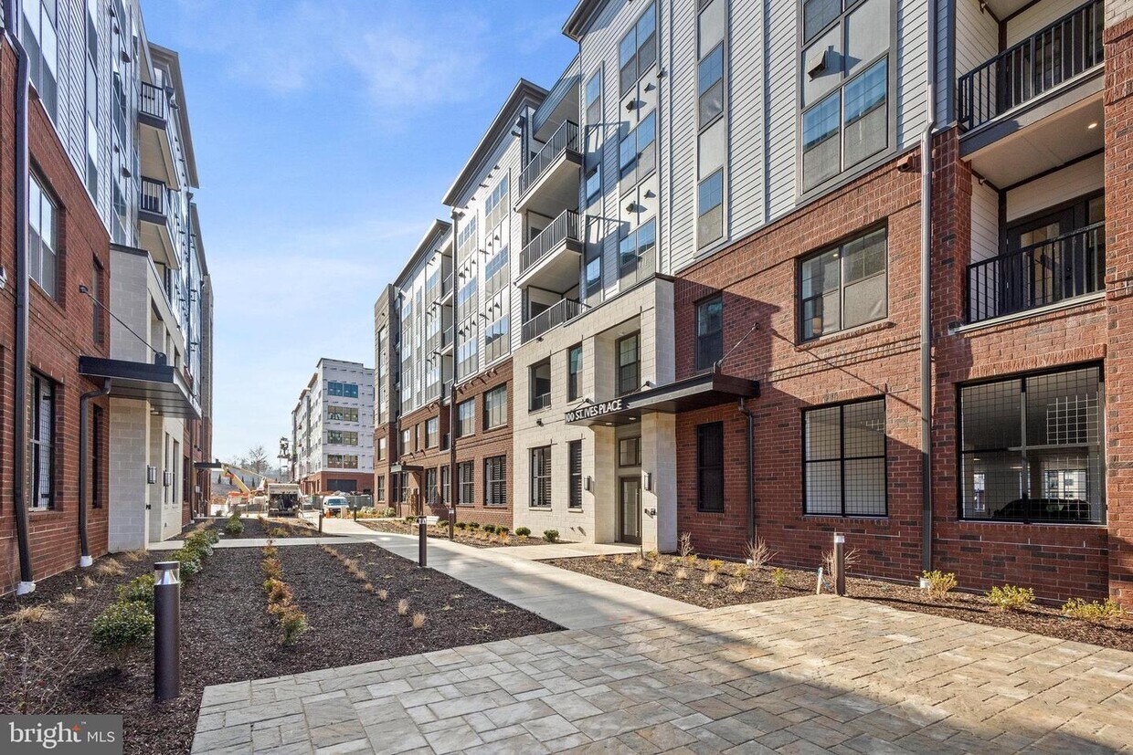 100 St Ives Pl Unit 3004, Oxon Hill, MD 20745 Room for Rent in Oxon