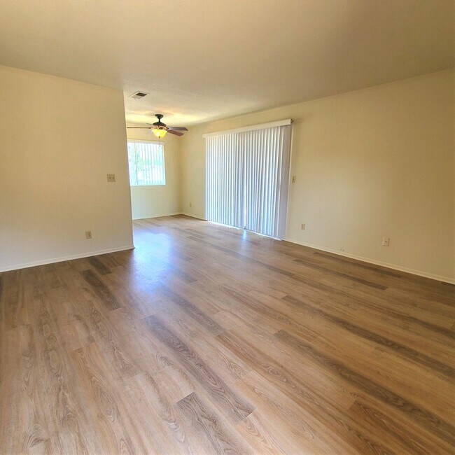 Foto del edificio - 3049 Jeffrey Dr