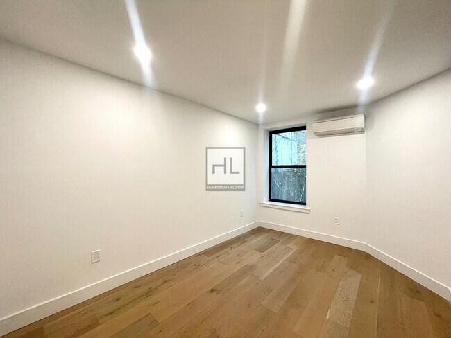 Building Photo - Newly Renovated 3 Bed w Private Backyard b...