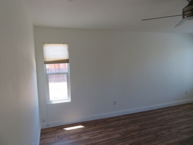 Foto del edificio - Beautiful 2 bed 1 bath end unit Townhome i...