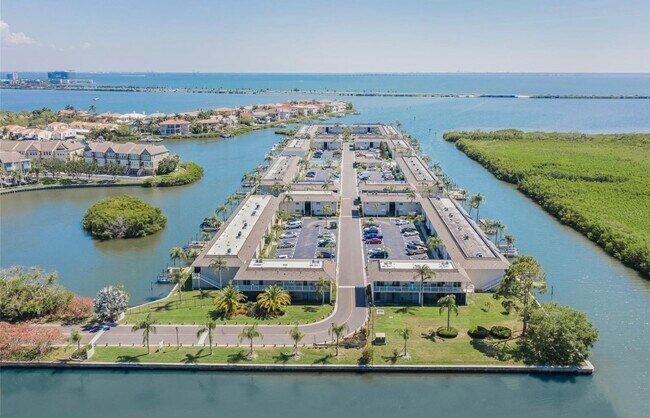 Building Photo - 8811 Bay Pointe Dr