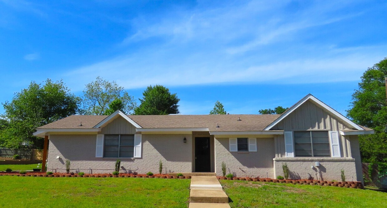 Primary Photo - Updated in 2024! Spacious, 4 Bedroom, 3 Ba...