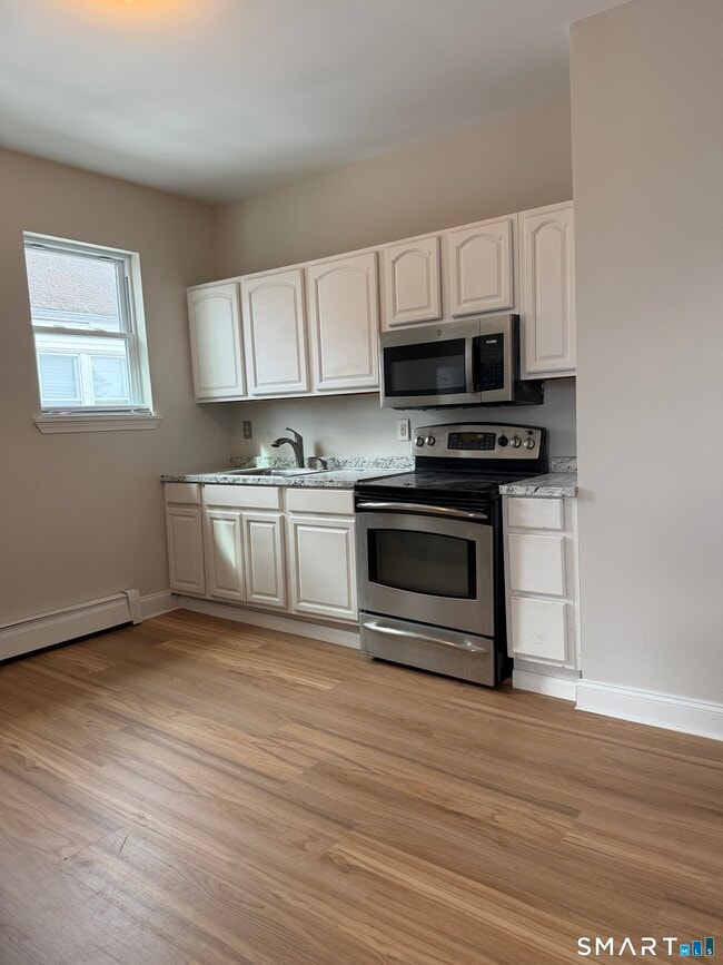 Building Photo - 162 Martin St