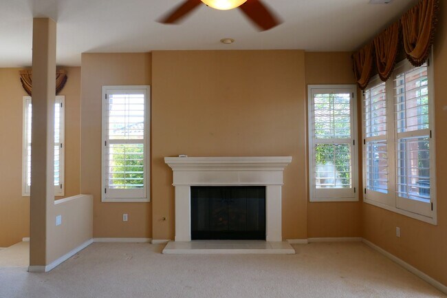 Building Photo - 3 bedroom 2 bath townhome inside Silver Cr...