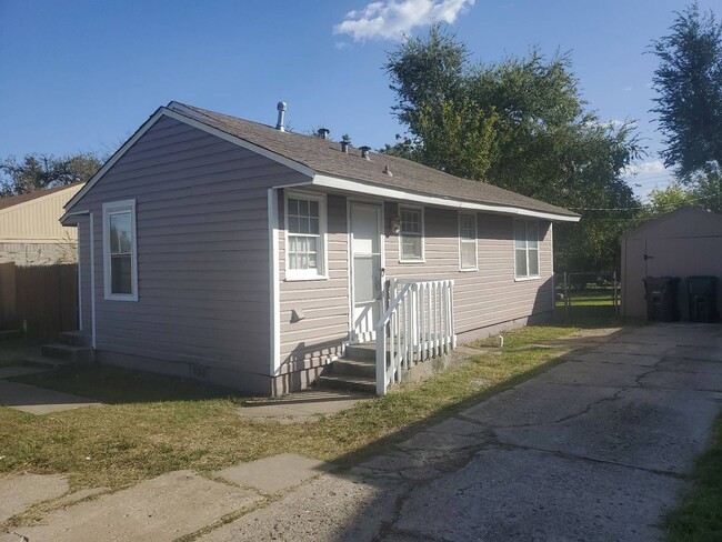 Building Photo - Excellent 2 Bedroom 1 Bath Home is Great L...