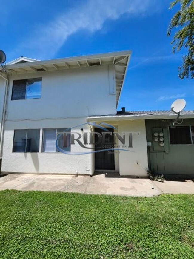 Building Photo - This is a cute 2 bedroom, 1 ½ bath townhouse.