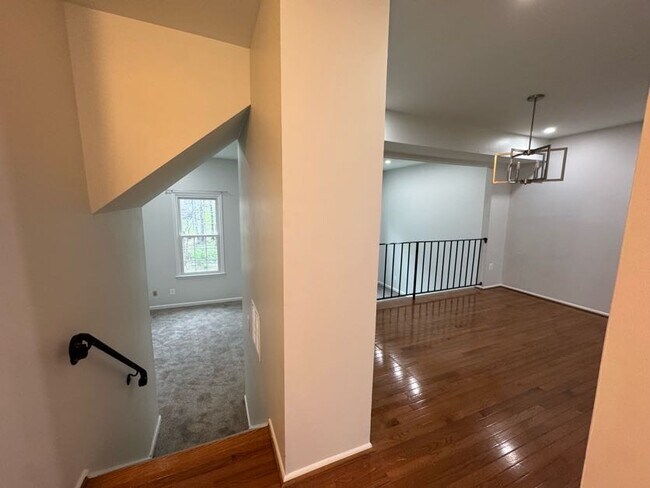 Building Photo - 5215 Lonsdale Dr