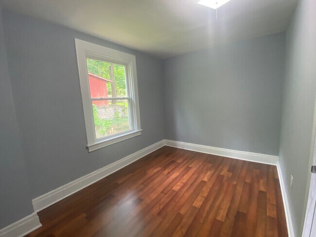 Building Photo - Don't miss this 4 bedroom Home