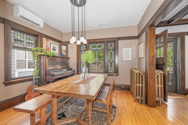 Building Photo - Spacious 4BR/2BA Single-Family Home in Mer...