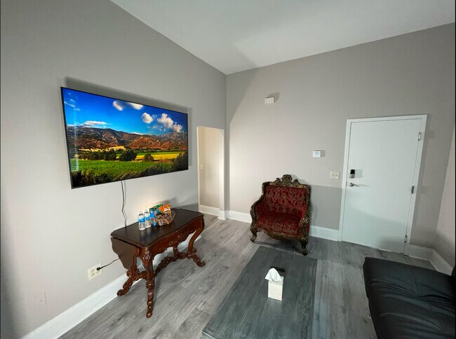 Sala de estar con un televisor inteligente 4K de 65 pulgadas - 9201 Lorain Ave