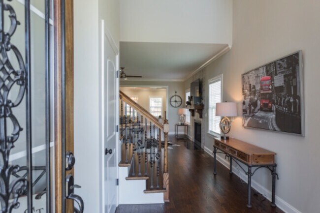 Building Photo - 1210 Avondale Cir