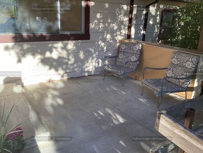 Foto del edificio - Spacious & cheerfully bright large single-level 2 bedroom in downtown Sebastopol