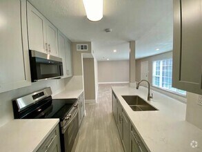 Building Photo - 2121 Fountain View Dr