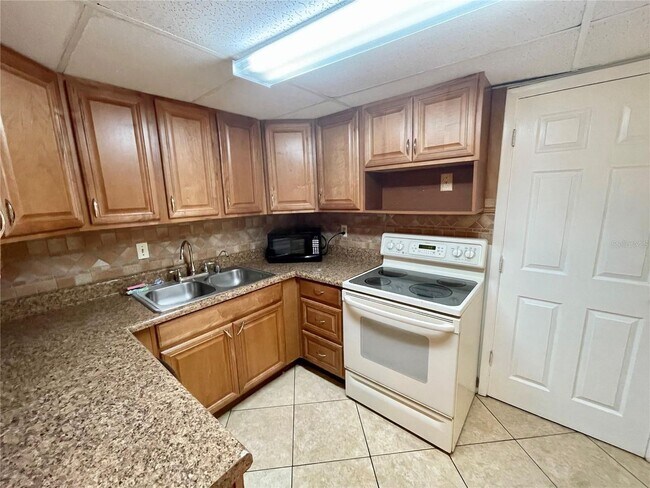 Building Photo - 4/2.5 Condo with beautifully updated kitchen, in Sarasota, location is Ideal!!