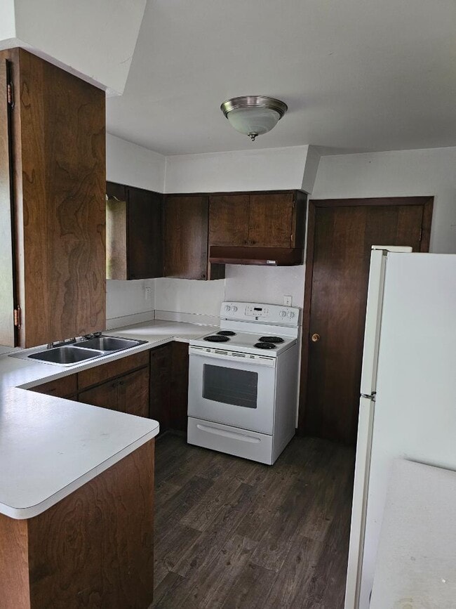 Building Photo - 808 W Sweet Ave