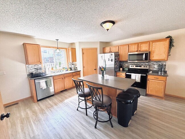 Foto del edificio - Updated 3bed 3bath End Unit Townhome w’Great Views