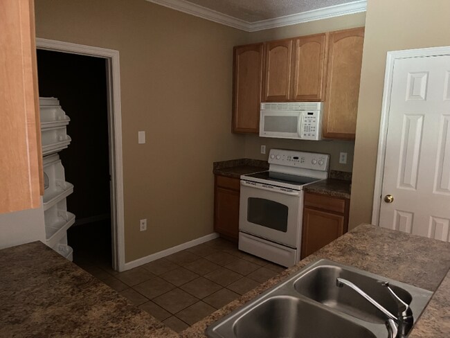 Building Photo - 5840 Longwood Dr