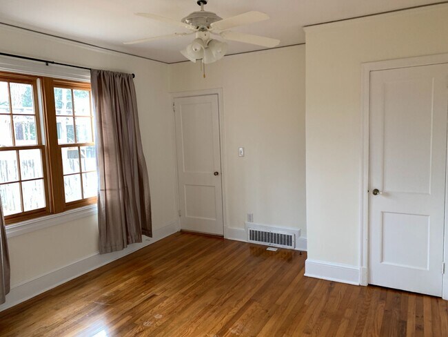 Building Photo - 155 Windsor Ct - Available July 2024!