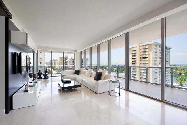 Foto del edificio - 5875 Collins Ave