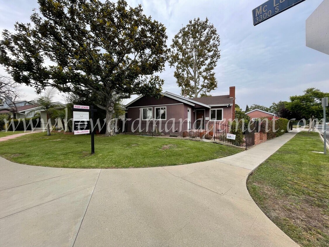 Foto principal - Beautiful Home On Corner Lot With Large Ba...