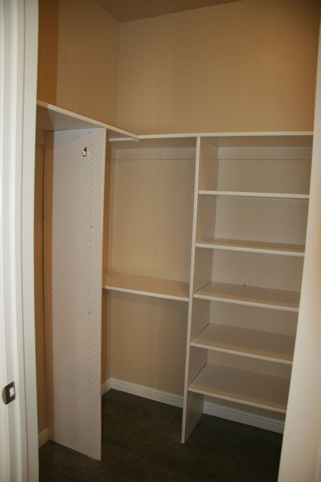 Foto del edificio - N101 Studio Apartment Available Now UTILIT...